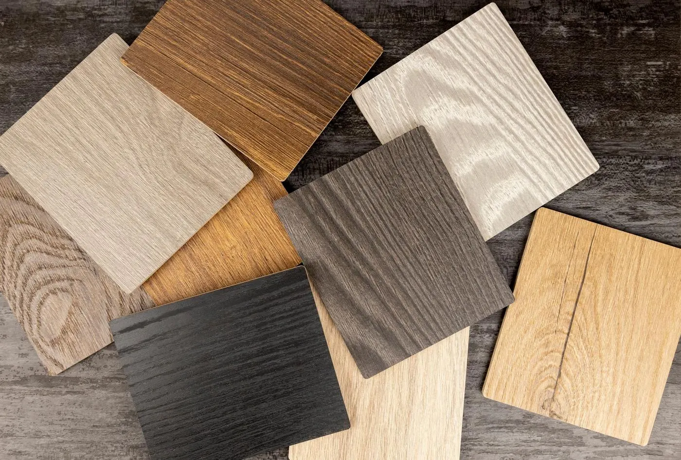 Muestras de madera en distintos tonos y acabados