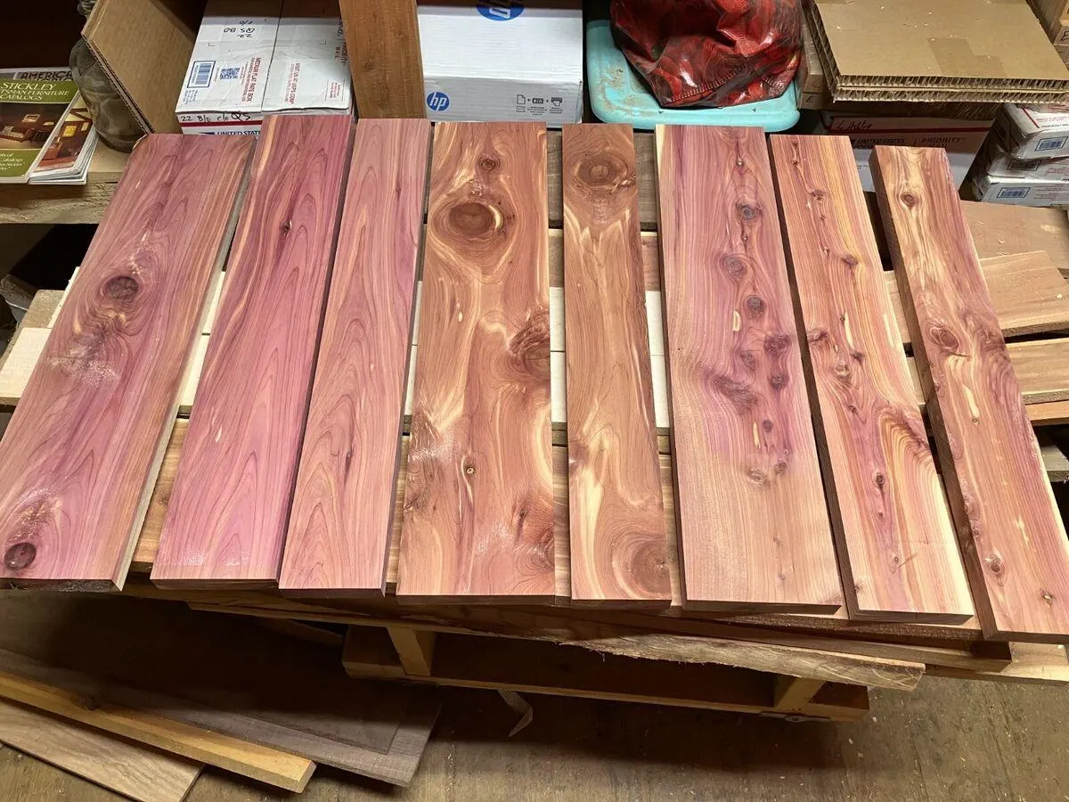 Tablas de madera de tono rojizo