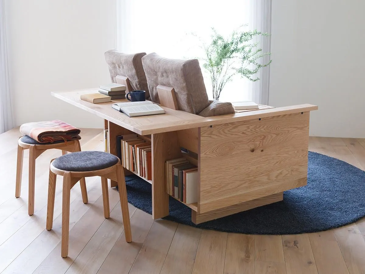 Escritorio y taburetes de madera clara en un salón