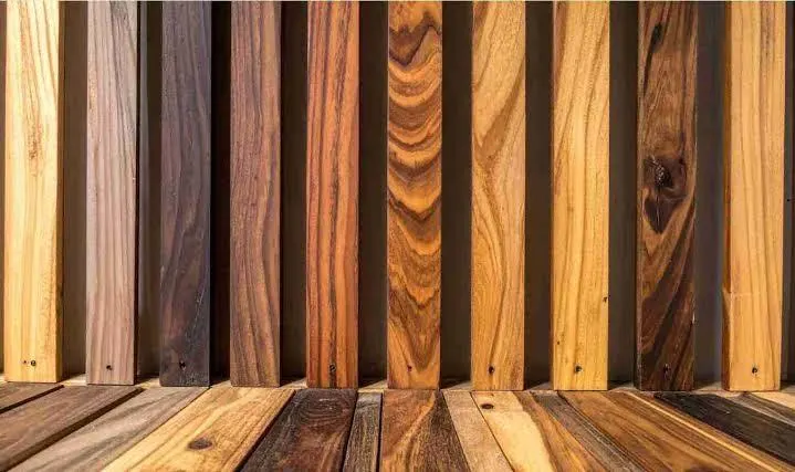 Listones de madera de distintas especies y tonos