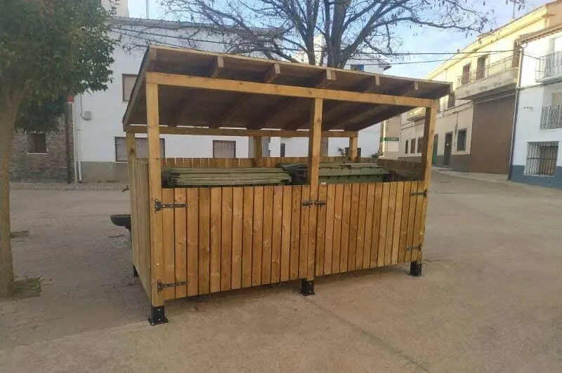 Cubrecontenedor de madera modelo Residencial para dos contenedores, con tejado, en una plaza