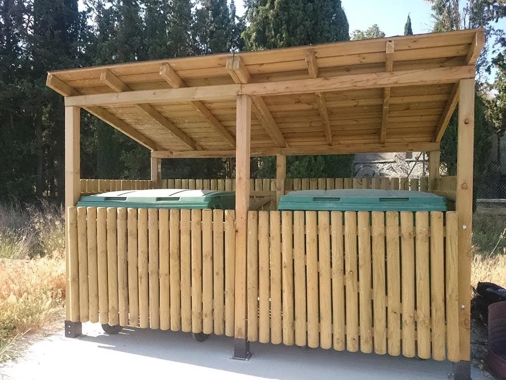 Cubrecontenedor de madera modelo Rústico con tejado y rollizos, sobre solera de hormigón