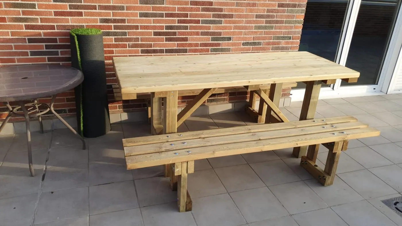 Mesa de madera con bancos independientes en una terraza