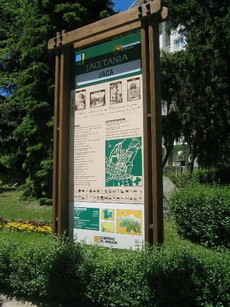 Cartel de madera modelo Tótem con panel informativo de gran formato en un jardín