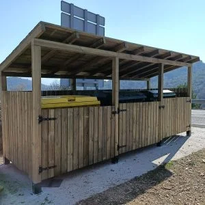 Cubrecontenedor de madera para 3 ud