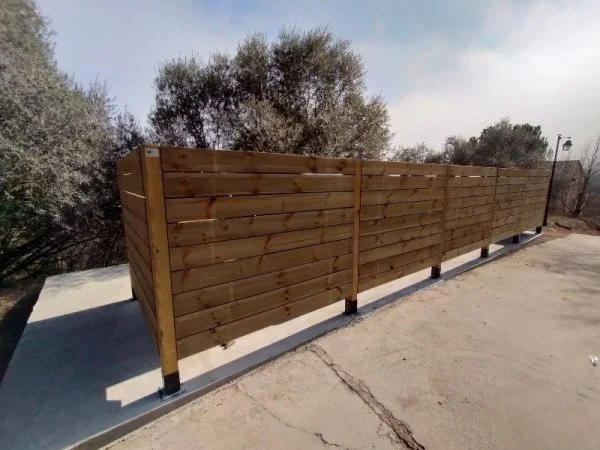 Cubrecontenedor de madera tablas horizontales 1