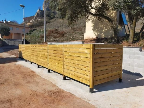 Cubrecontenedor de madera tablas horizontales 3