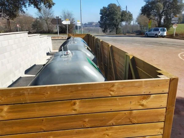 Cubrecontenedor de madera tablas horizontales 4