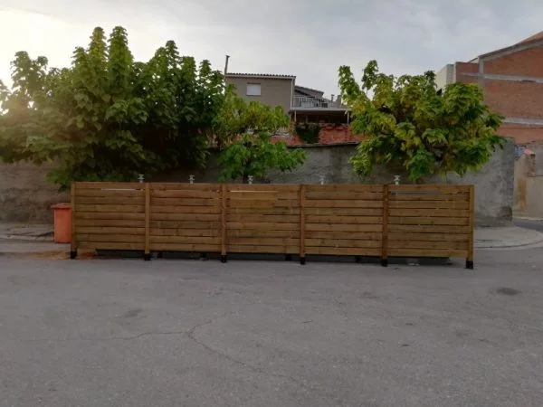 Cubrecontenedor de madera tablas horizontales TeRMENS 1