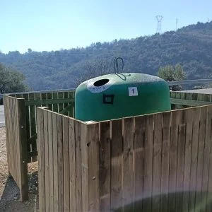 Cubrecontenedor de madera vidrio pral