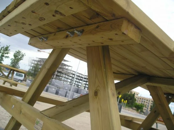 Mesa tipo picnic de madera para exterior - Imagen 5
